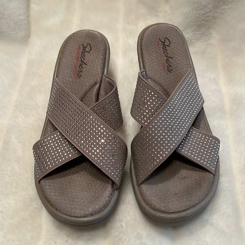 🩵PRICE DROP🩵SKECHERS MEMORY FOAM/BEIGE W/ RHINESTONES WORN GENTLY EXCELLENT💖